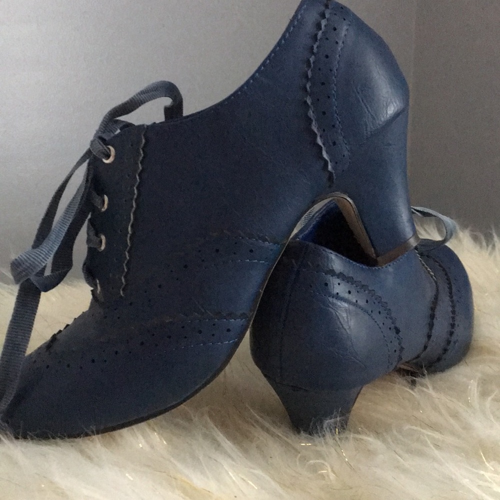 Blue lace-up kitten heels like new